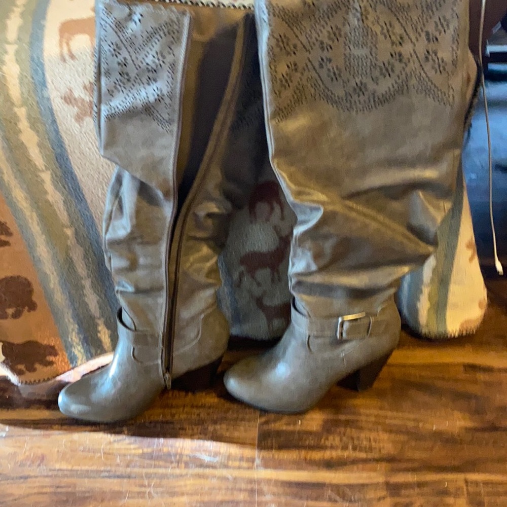 Over knee heeled boot lace top zipper on the side size 8